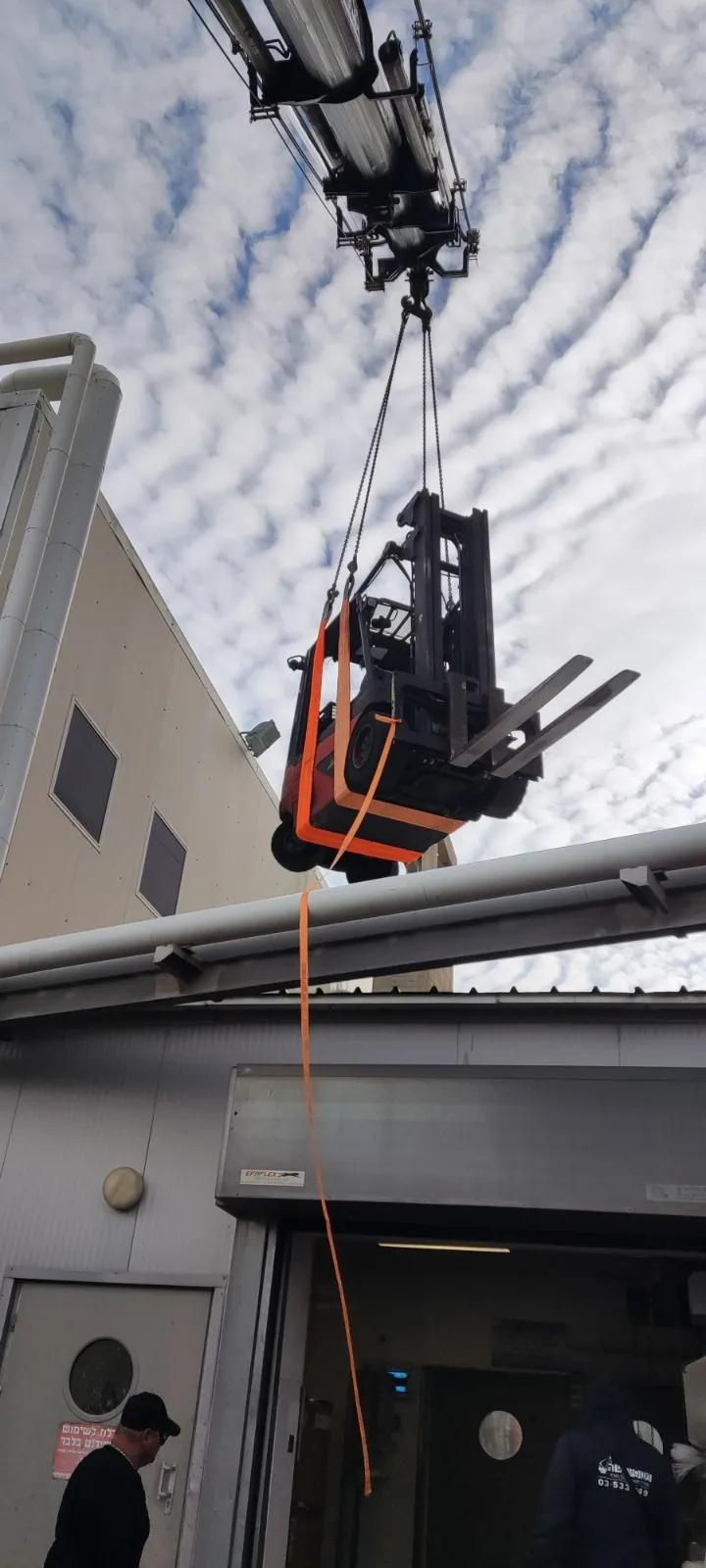 מלגזה נתלית באוויר עם רתמות מתוחות