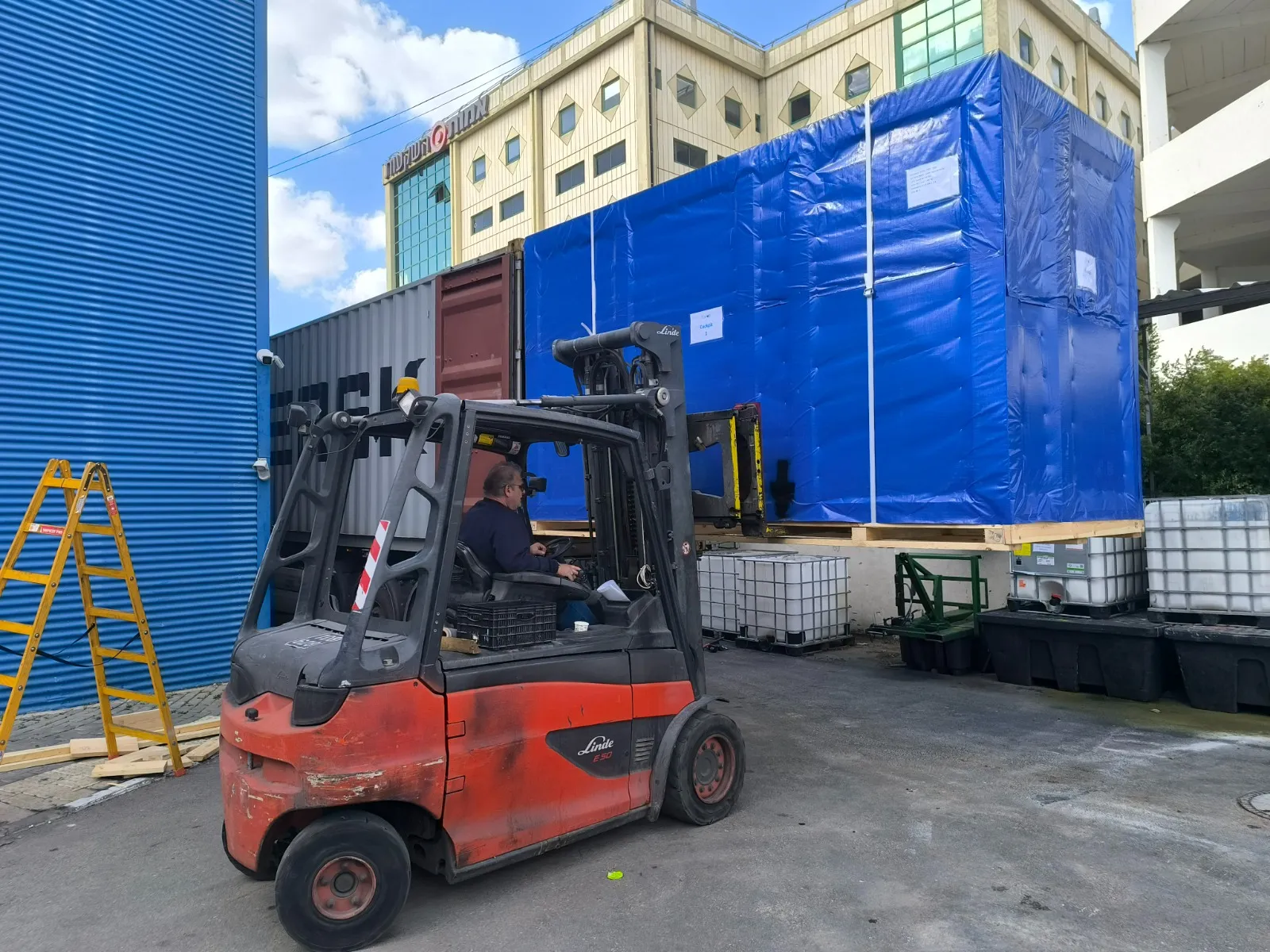 ציוד משני ארוז ומוכן להעברה