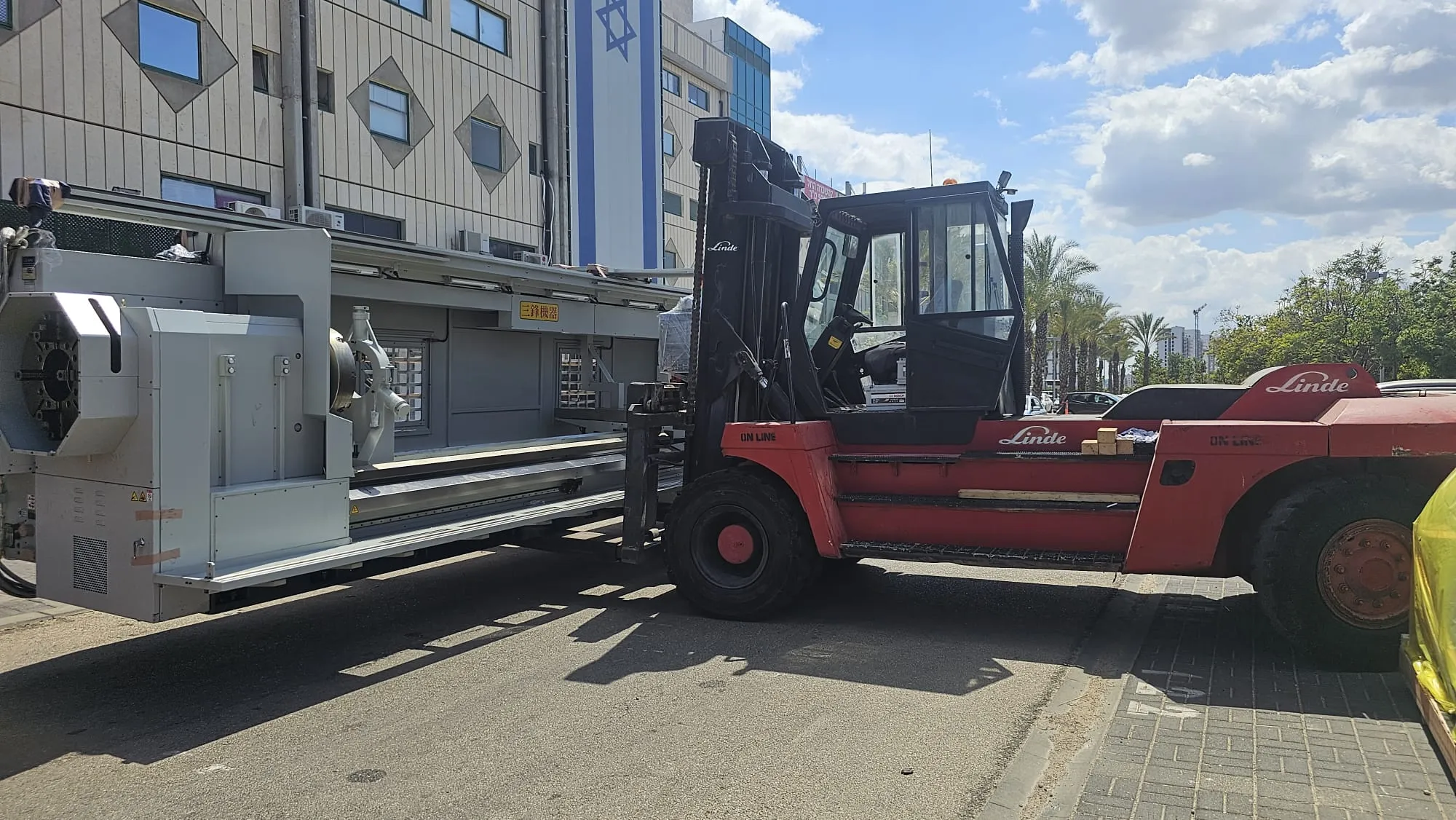 השיירה מגיעה לשער מפעל היעד